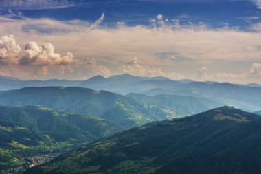 Güzel dağ manzaralı Ukrayna Karpatları 'nda yaz mevsimi