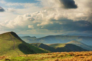 Güzel dağ manzaralı Ukrayna Karpatları 'nda yaz mevsimi