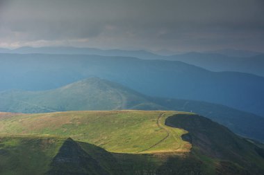 Güzel dağ manzaralı Ukrayna Karpatları 'nda yaz mevsimi