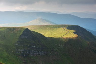 Güzel dağ manzaralı Ukrayna Karpatları 'nda yaz mevsimi