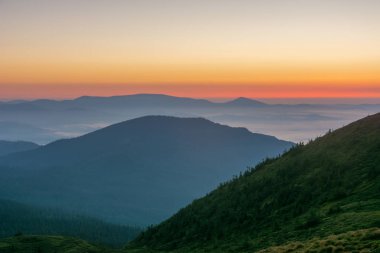 Güzel dağ manzaralı Ukrayna Karpatları 'nda yaz mevsimi
