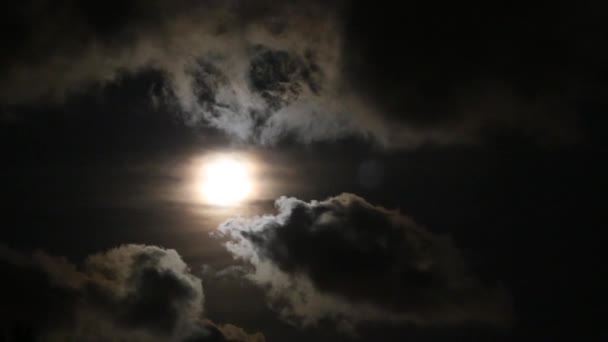 Lune et nuages flottent rapidement à travers le ciel 