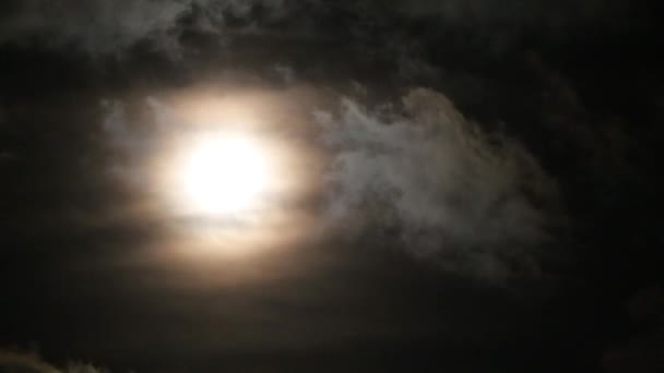 月亮和云彩快速地掠过天空 — 图库视频影像