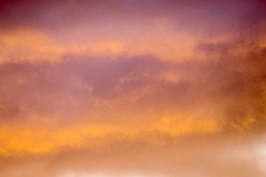 Gün batımında gökyüzünde renkli bulutlar. Soyut renk bileşimi.