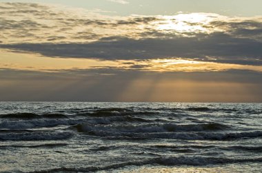 Baltık Denizi 'nde gün batımı. Litvanya 'nın Klaipeda limanının su bölgesi.