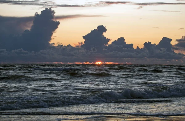 Pôr Sol Mar Báltico Zona Água Porto Klaipeda Lituânia — Fotografia de Stock