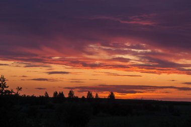 Alanları üzerinde gün batımı. Doğu Litvanya tarım peyzaj.