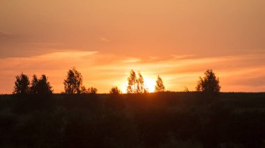 Alanları üzerinde gün batımı. Doğu Litvanya tarım peyzaj.