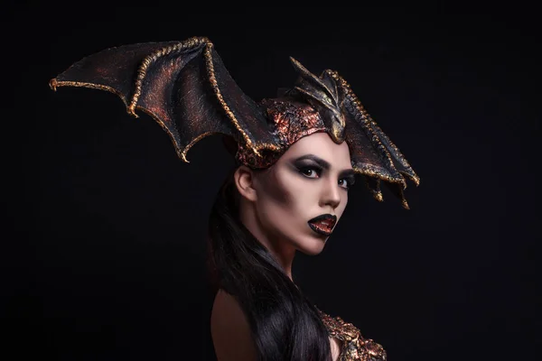 Mulher Com Maquiagem Moda Vestindo Coroa Estilo Dragão — Fotografia de Stock
