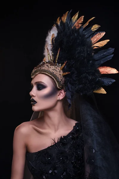 Kobieta Makijażu Noszenia Piór Korony — Zdjęcie stockowe