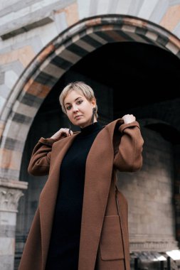 genç güzel kadın sokağa poz