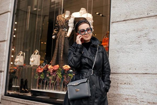 Sokakta Akıllı Telefon Kullanan Güzel Bir Kadın — Stok fotoğraf