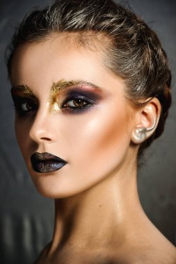 Yaratıcı makyajlı şık bir kadın.