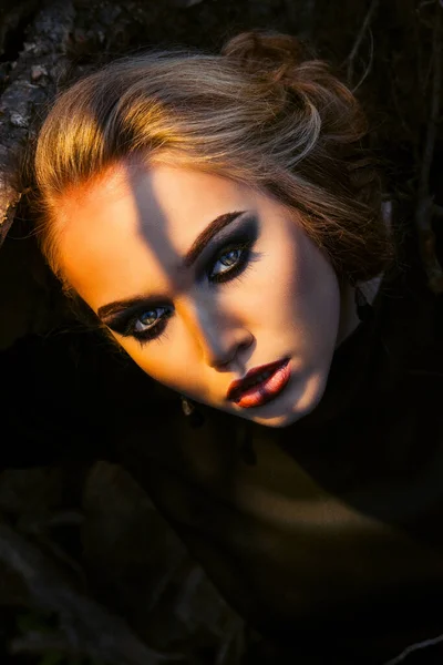 Fashion Shot Kobiety Młoda Kobieta Twórczym Makijażu Pozowanie — Zdjęcie stockowe