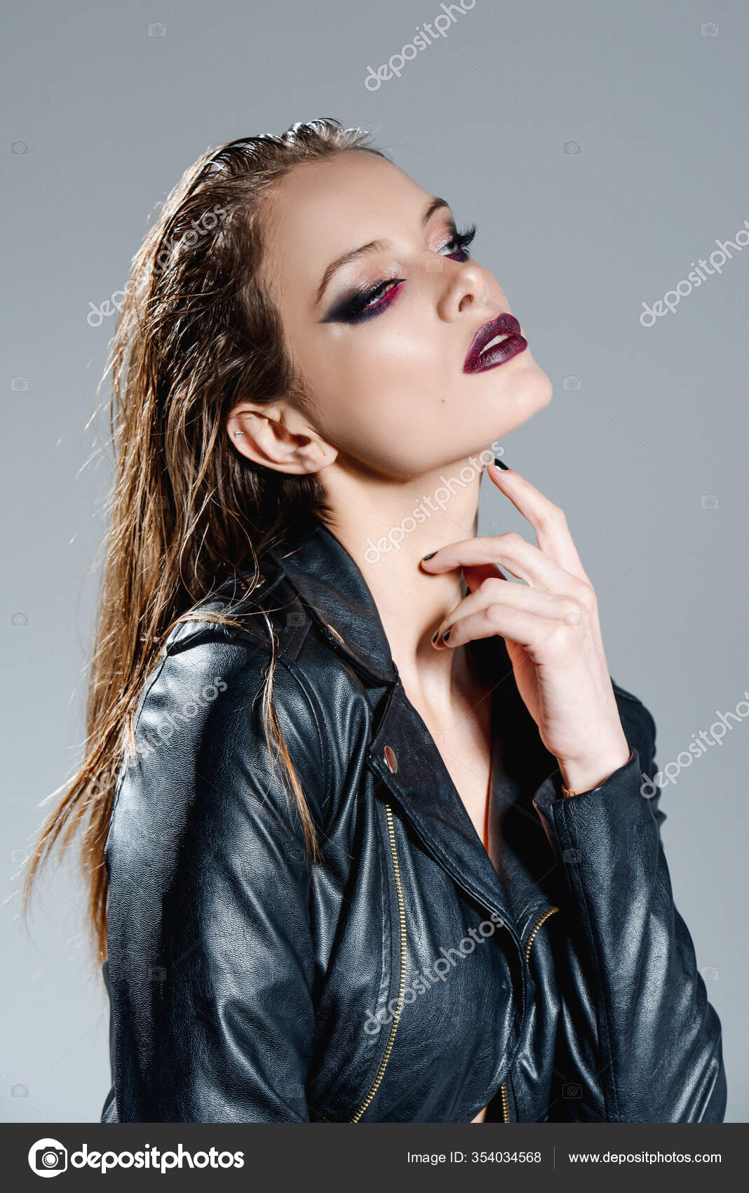 Modische Junge Frau Lederjacke Posiert Studio — Stockfoto