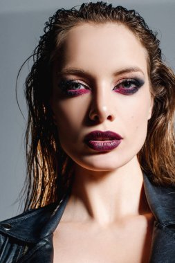 Modaya uygun genç bir kadının portresi