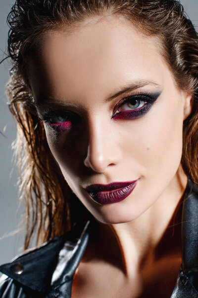 Портрет модной молодой женщины