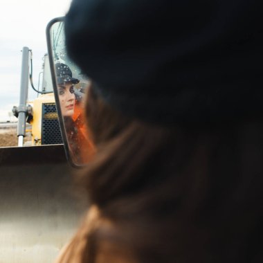 Kazıcının yanında poz veren genç bir kadın