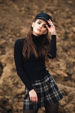 Bir kadının moda fotoğrafı. Dışarıda poz veren genç bir kadın.