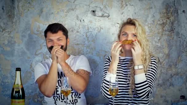 Fou excité fausse moustache s'amuser et rire de la caméra . — Video