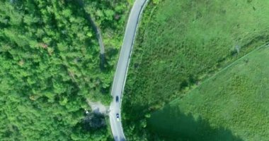 Alan ve f yakınındaki meşgul yol boyunca hava kamera çekim