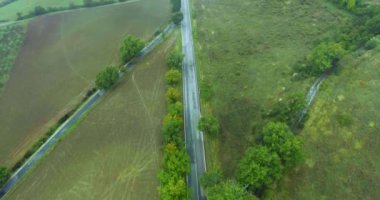 İtalya kırsalında, orman ve çayır, fotoğraf makinesinin, hızlı hareket arasında hava atış otoyol görünümü top