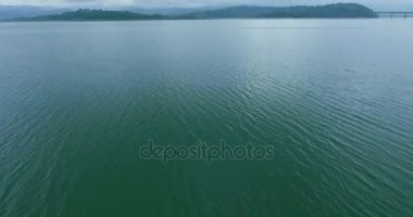 Adanın arka planda göl turkuaz dalgaları üzerinde uçan mükemmel hava atış