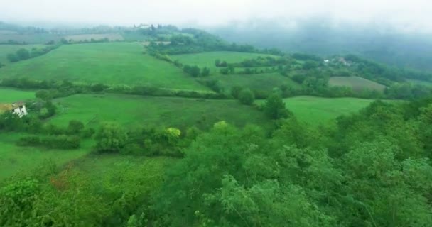 Voo de tiro aéreo sobre a Toscana Itália Campos Árvores Beleza Natureza Céu Agricultura Fazenda, Vista de cima em Movimento — Vídeo de Stock