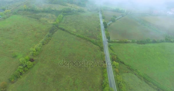 Colpo aereo. Paesaggio tipico di campi e prati in Toscana. Vista dall'alto in movimento — Video Stock