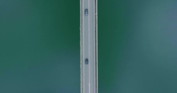 Vista superior de un puente sobre un estanque en Europa, plano aéreo de tráfico sobre un puente — Vídeos de Stock