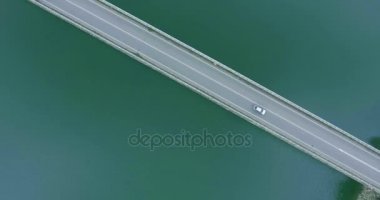 Düz bir çizgi sollama sürücü otomobil köprüden denizin ötesinde hareket ediyor hava atış yapar
