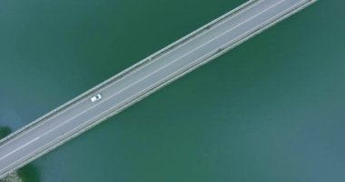 Bir trafik için hava atış yukarıdan göl üzerinde köprü kamera hareket etmez