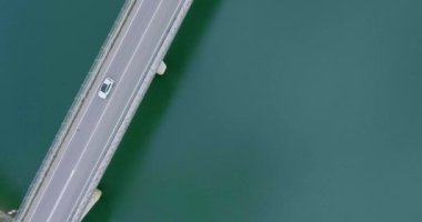 Ateş Gölü havadan fotoğraf makinesi üzerinde büyük köprü, kamera bir daire içinde hareket ediyor