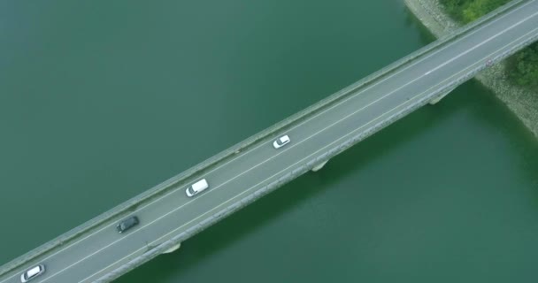 Resor över bron över havet i Europa antenn skott, kör olika bilar längs en stor bro över havet — Stockvideo