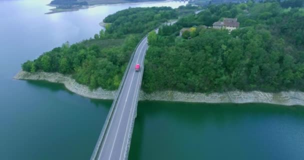 El movimiento de coches a través del lago sobre el puente en Italia vista desde arriba — Vídeos de Stock