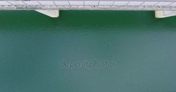 Pont vide au-dessus de l'étang vue de dessus de l'hélicoptère, marquage routier sont peints sur le pont — Video