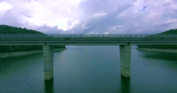 Aerial shot bridge across the lake connects the two banks in Tuscany, the camera movement from the bottom up — Stock Video