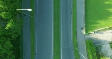 Asfalt yol yol işaretleri ve kaldırımlar, hareketli araba, sokak ışıkları, hava atış ile