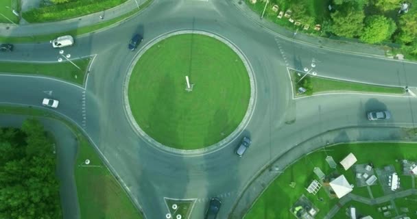 在欧洲，回旋处、 交通汽车、 摩托车和卡车，空中拍摄的典型农村顶视图 — 图库视频影像
