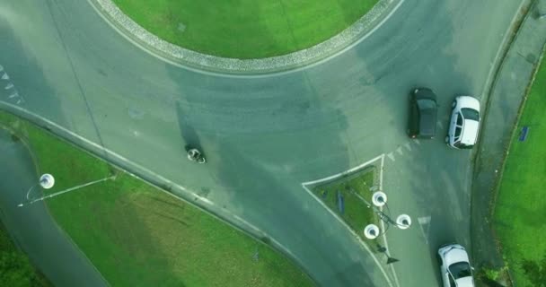 ラウンド アバウト、車、バイク、トラックのリング上のトラフィック以上空中ショット フライト — ストック動画