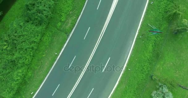 Tiro aéreo Coches y camiones se mueven a lo largo de la carretera, una línea de marcado blanco sólido doble en la carretera — Vídeos de Stock
