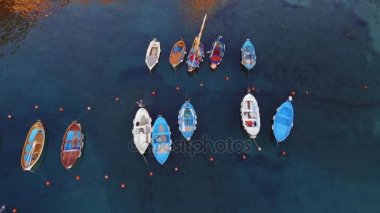 Bir tekne içinde liman Vernazza Cinque Terre İtalya Avrupa hava atış üzerinde uçan bir helikopter çekim