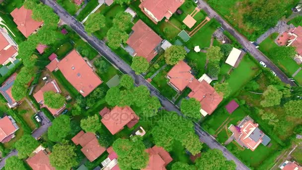 Disparos desde el helicóptero de la vida cotidiana suburbana moderna, casas con zonas valladas, césped y hermosos árboles — Vídeo de stock