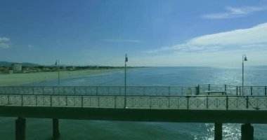 Uçuş boyunca denizin panoramik deniz tarafındaki kıyı şeridi üzerinde pier