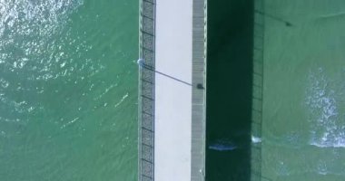 Bir uçuş bir iskele ile turistler üzerinde üstten görünüm iyi havalarda bir yaz gününde