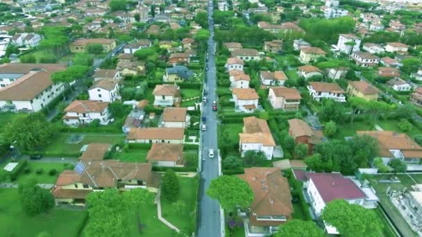 Típico suburbio europeo en Italia en el día de verano, casas privadas, calles, un montón de hermosas zonas verdes y césped verde plano aéreo — Vídeos de Stock