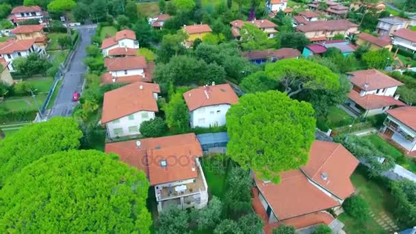 Câmera aérea tiro pequeno subúrbio italiano, a vida de uma aldeia europeia moderna, ruas, estradas, casas — Vídeo de Stock