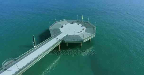 Bovenaanzicht van de pier van de zee met toeristen, mensen lopen langs de landing plaats, bewonderen de schoonheid van de zee — Stockvideo