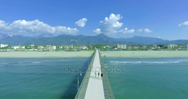 Riprese dal volo in elicottero sulla magnifica riva del mare e la darsena, sullo sfondo della città europea e alte montagne — Video Stock