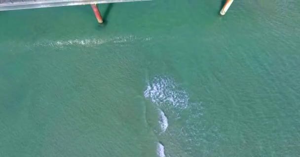 Fotocamera aerea girato lungo il meraviglioso lungomare e il molo del mare con turisti a piedi — Video Stock